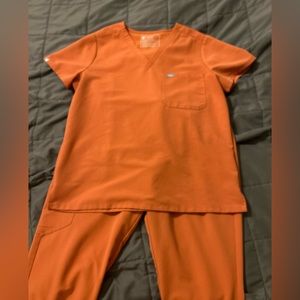 Women’s Figs Scrub Set in Terracotta.